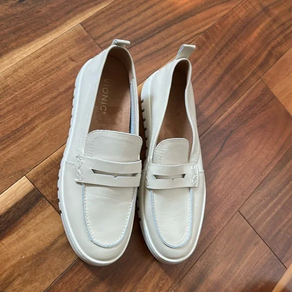 VIONIC UPTOWN LOAFER CREAM LEATHER SIZE 8.5 NEVER WORN